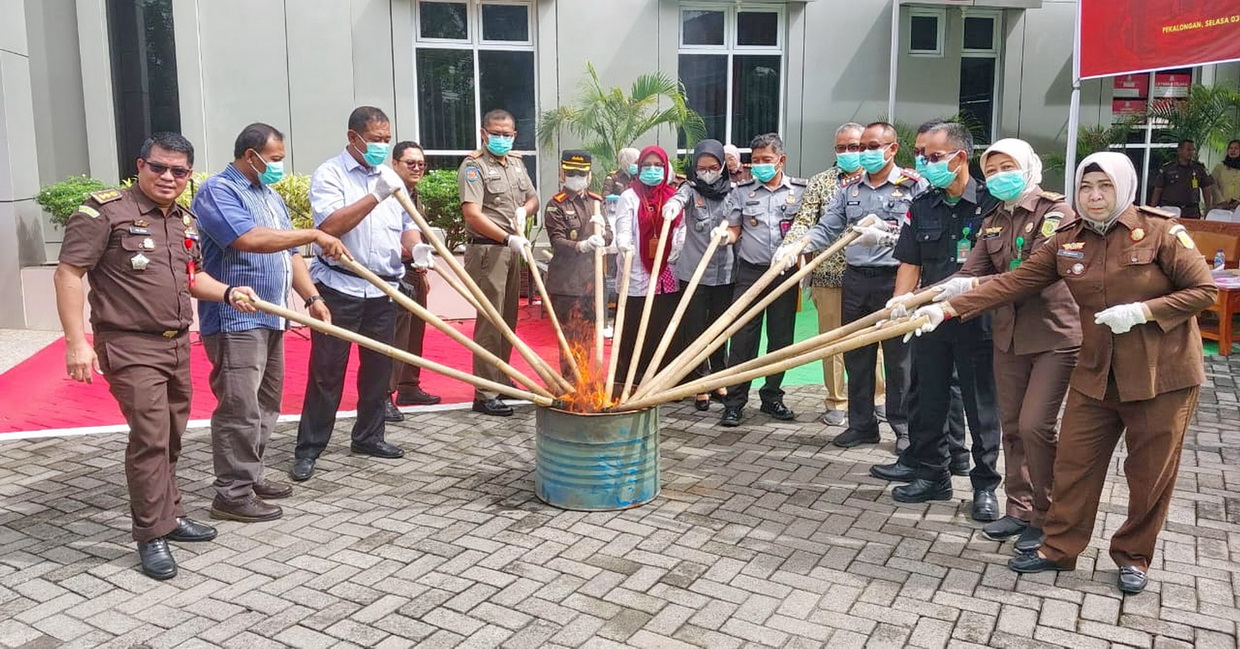 BAKAR &ndash; Perwakilan APH di Kota Pekalongan saat membakar secara simbolis barang bukti tindak pidana yang Inkracht, di di halaman Kantor Kejaksaan Negeri Kota Pekalongan pada Selasa (3/12/2024).