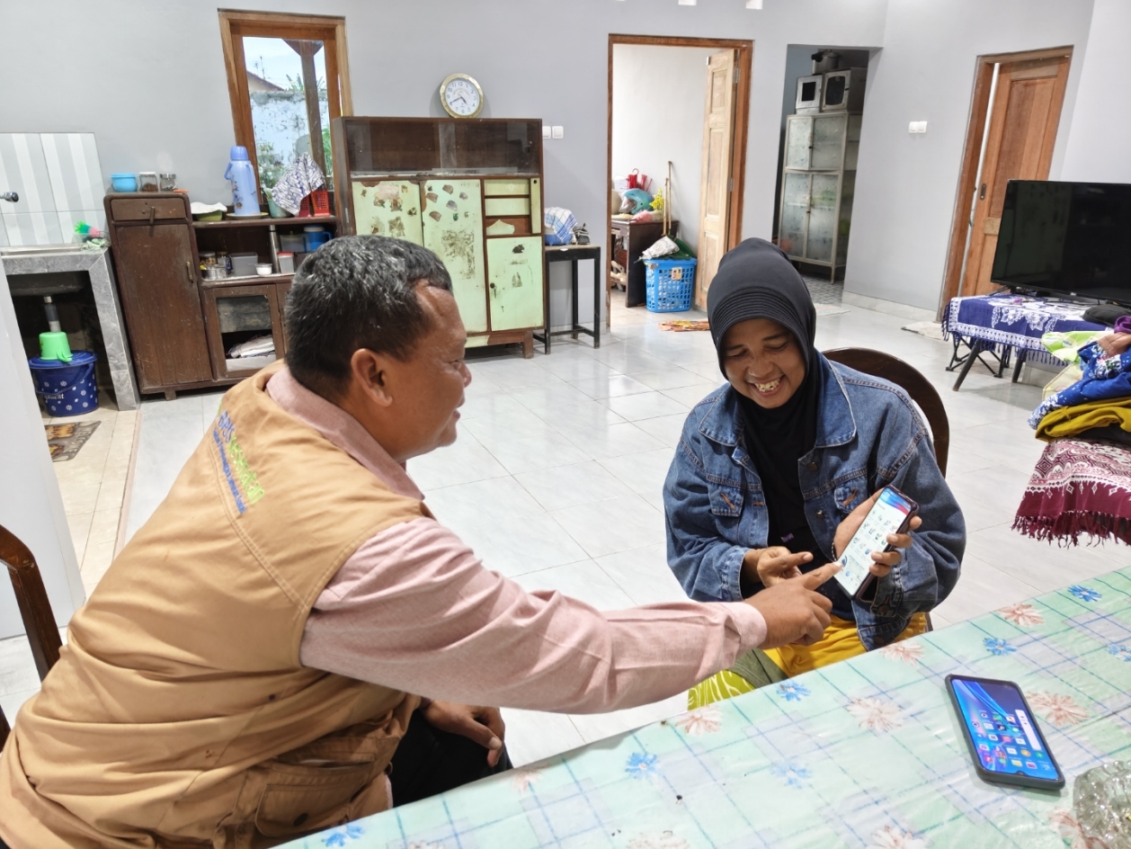 Kader JKN-KIS wilayah Proyonanggan Tengah, Selatan, Kauman, dan Sambong di Kecamatan Batang saat mengedukasi seorang peserta BPJS Kesehatan.