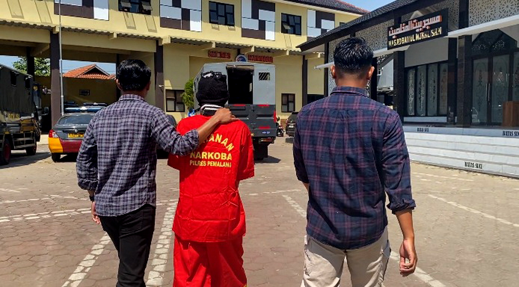 DIGELANDANG &ndash; Salah satu tersangka narkoba saat digelandang anggota Sat Narkoba Polres Pemalang untuk diperiksa, pada Rabu (4/12/2024).
