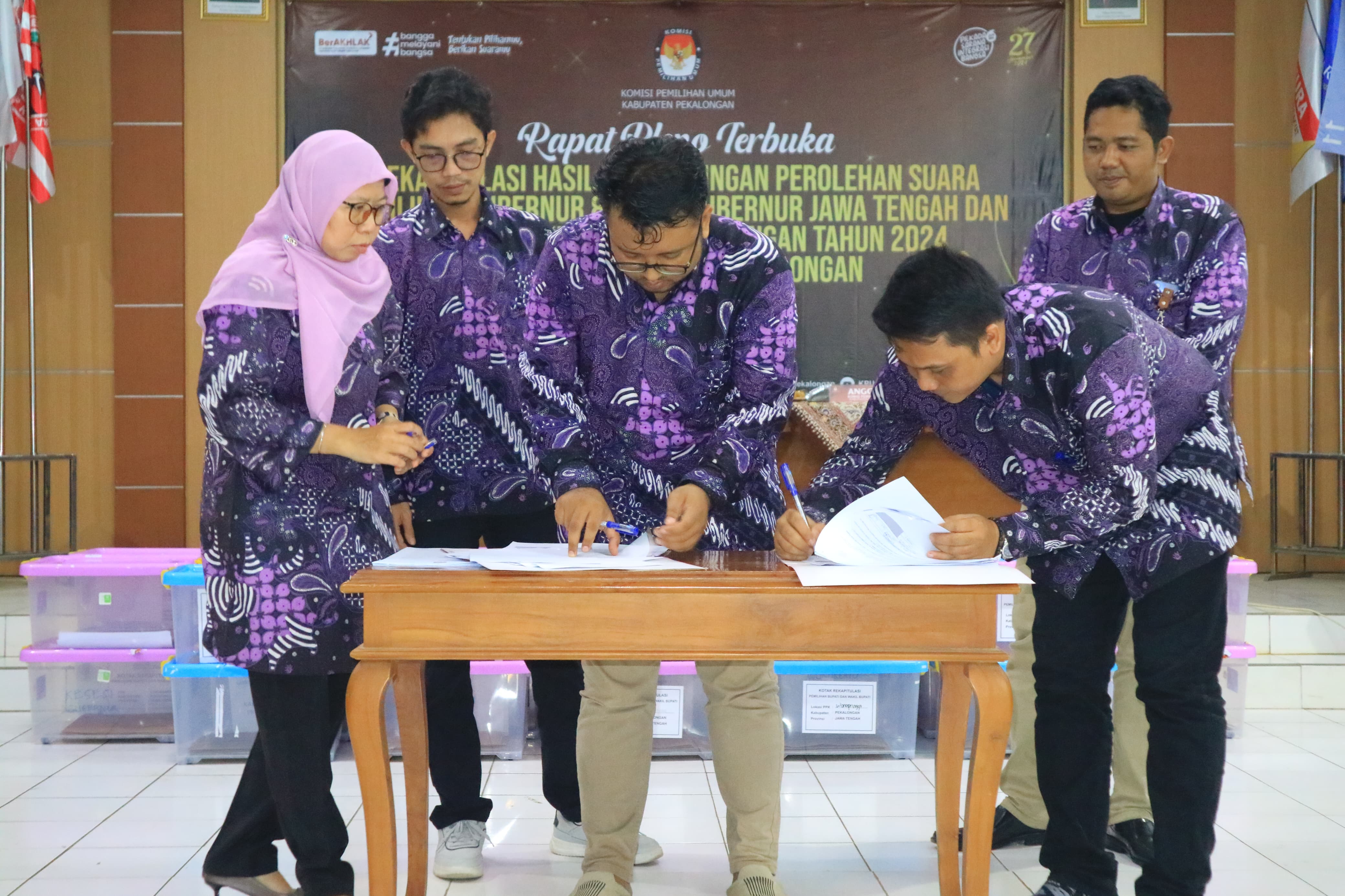 REKAPITULASI: Komisioner KPU Kabupaten Pekalongan saat menandatangani berita acara rekapitulasi hasil penghitungan perolehan suara Pilkada Serentak 2024, Selasa (3/12/2024).