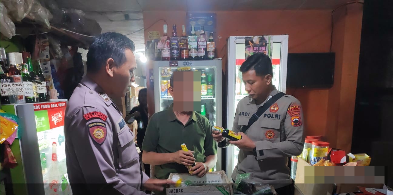 RAZIA: Polres Pekalongan saat merazia salah satu warung yang ternyata juga menjual miras, beberapa waktu lalu.