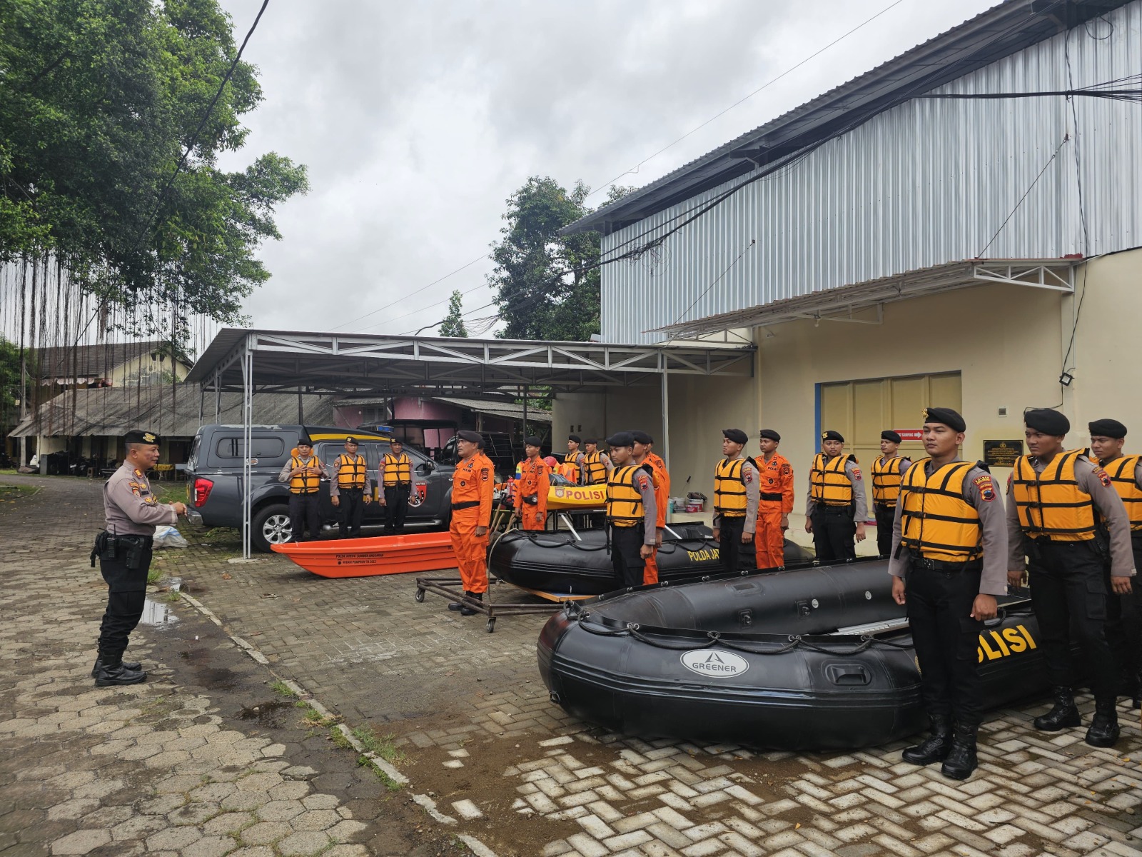 SIAGA: Polres Pekalongan saat gelar dan pengecekan peralatan SAR di mes Dalmas, Jumat (6/12/2024).