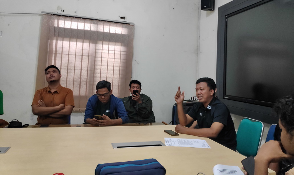 KLARIFIKASI - Kabid Pemuda dan Olahraga Dinparbudpora, Endro Triyatmo dan Sony Offcial Badminton Popda Kota Pekalongan saat berikan klarifikasi.