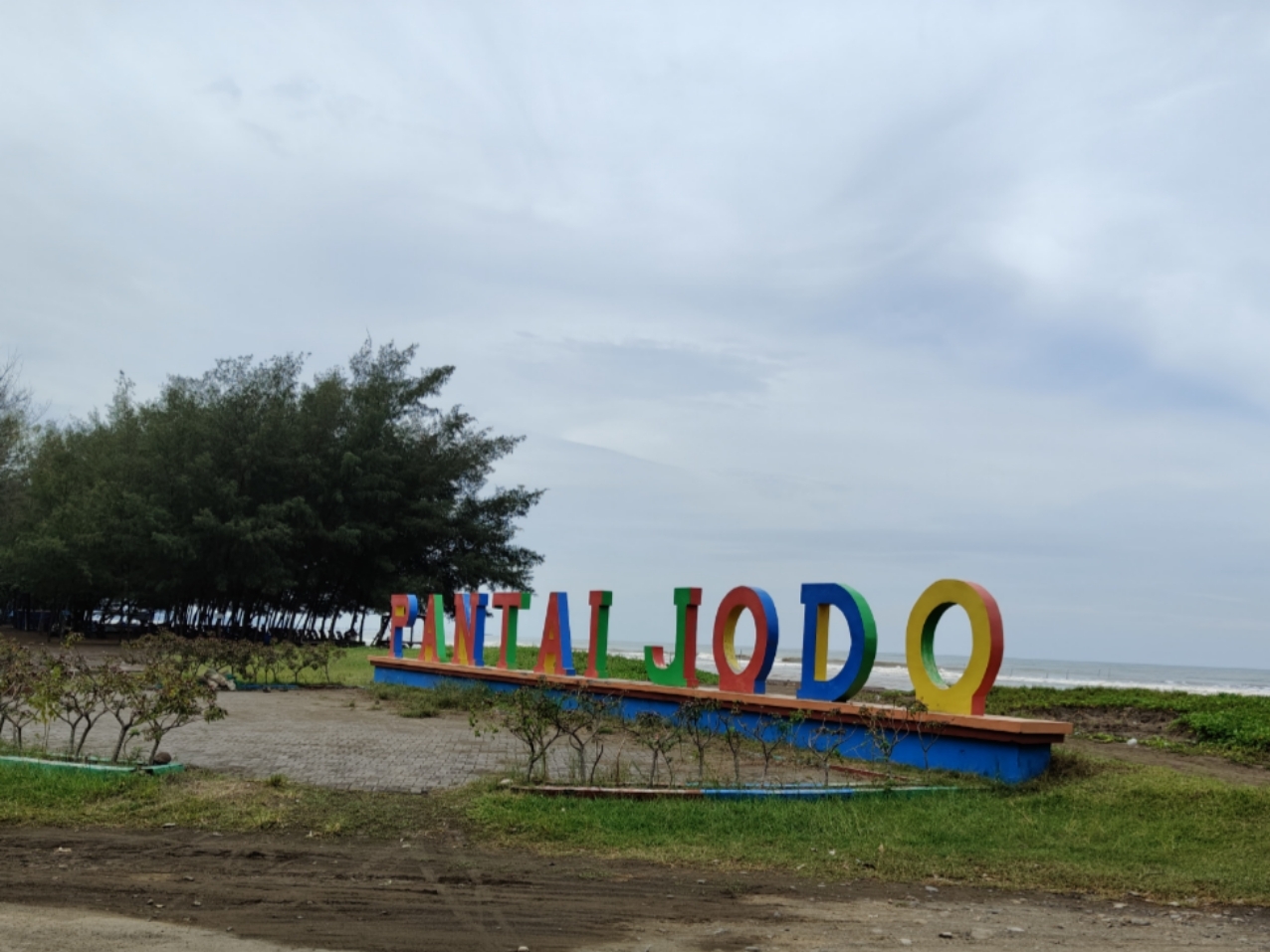 WISATA: Suasana Pantai Jodo yang banyak ditumbuhi cemara laut.