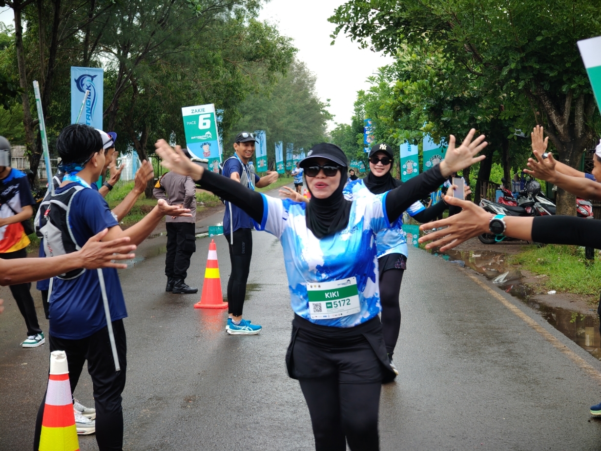 Para pelari menjelang garis finish dalam event lari di Pantai Sigandu.