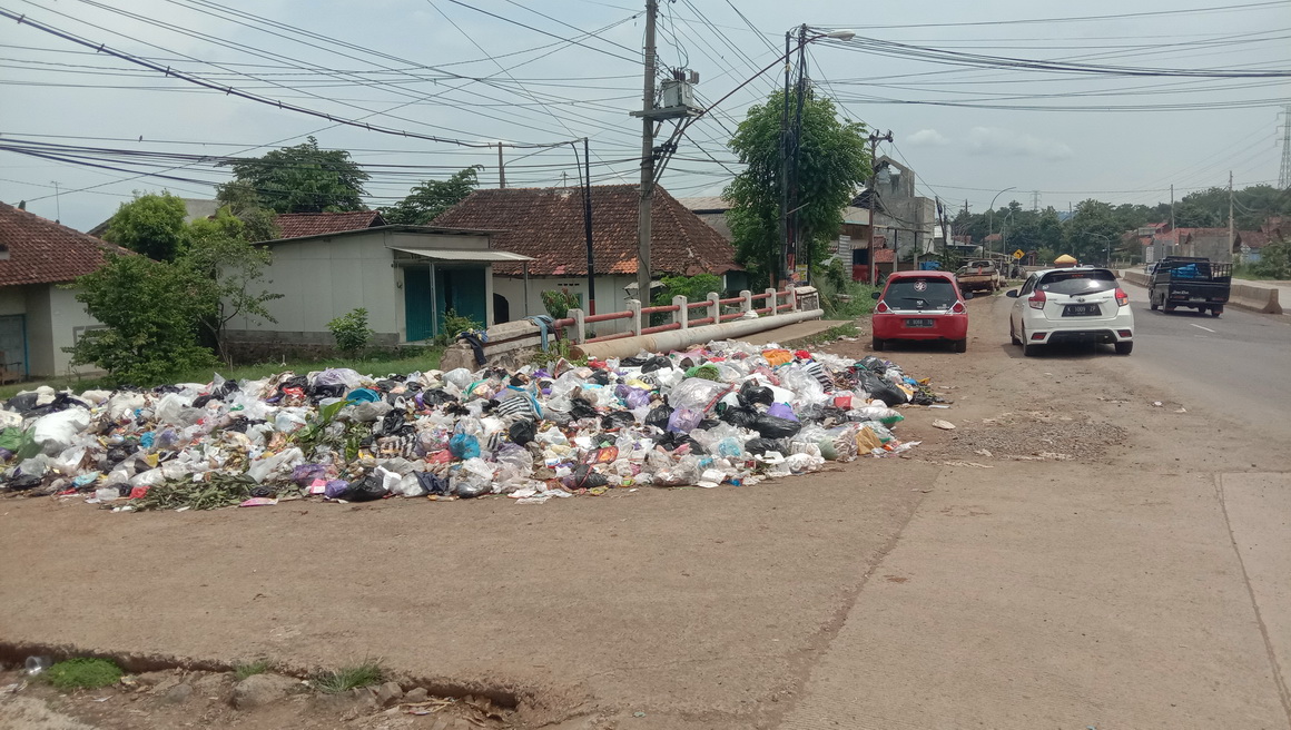 TUMPUKAN SAMPAH : Tumpukan sampah di pasar Plelen terlihat meluber sampai jalan raya membuat suasana menjadi kumuh.