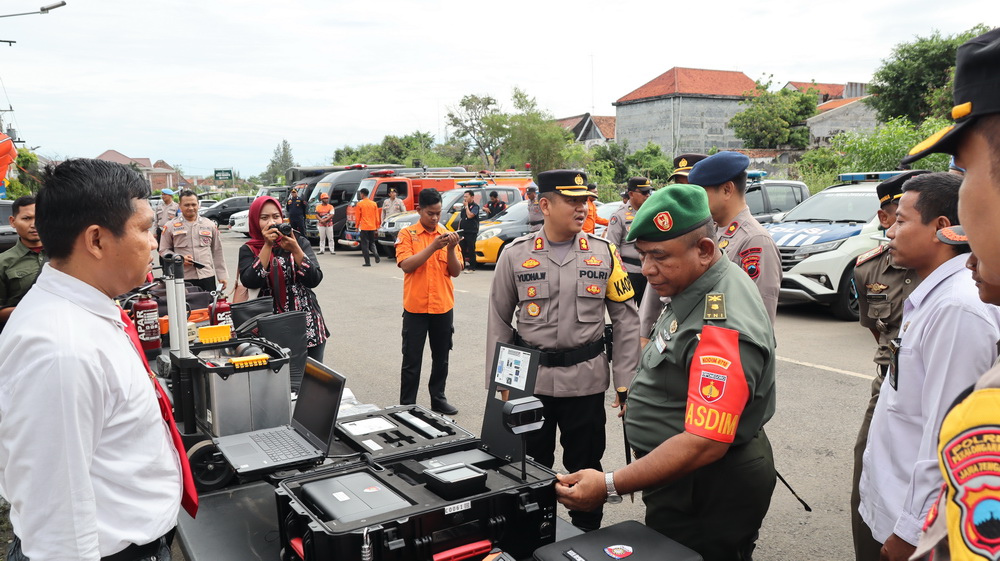 PERIKSA PERALATAN : Kapolres Pekalongan Kota AKBP Prayudha Widiatmoko bersama Forkopimda mengecek peralatan untuk kesiapsiagaan bencana di halaman Mapolres Pekalongan Kota, Senin (9/12/2024).