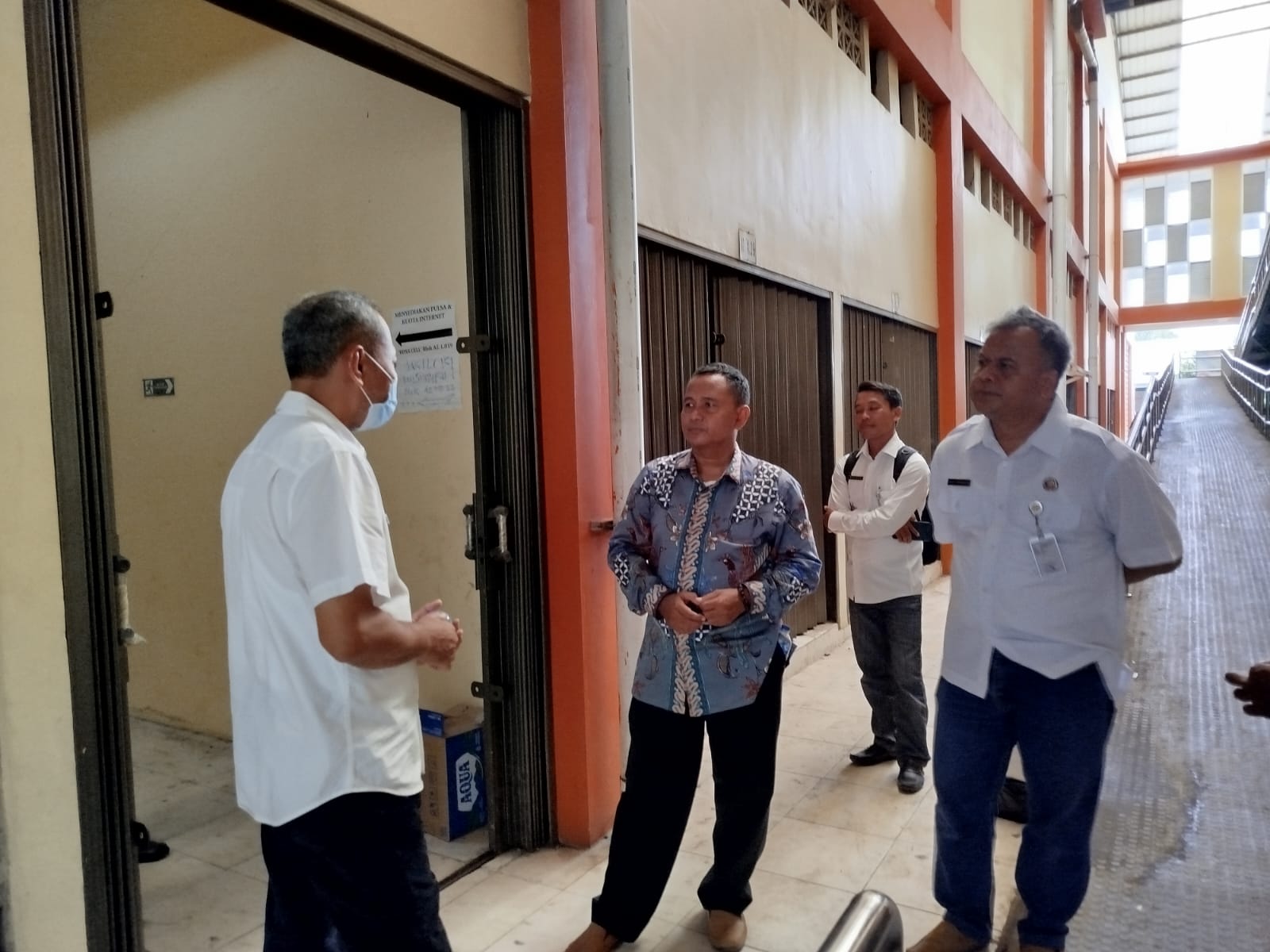 TAK BERPENGHUNI: Wakil Ketua DPRD Kabupaten Pekalongan Sumar Rosul bersama Kepala Dinperindag dan Dishub beberapa waktu lalu meninjau kondisi Pasar Wiradesa yang kiosnya banyak tak ditempati pedagang.