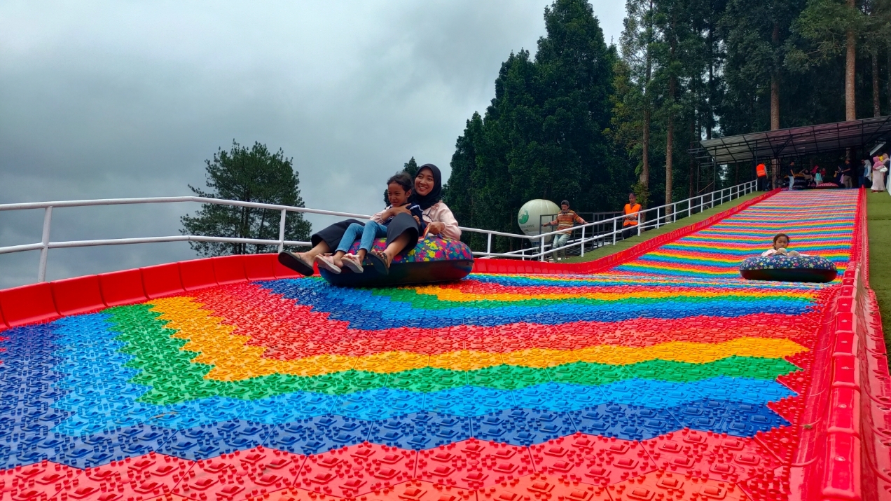 SERU: Pengunjung Kembanglangit Park menikmati wahana rainbow slide.
