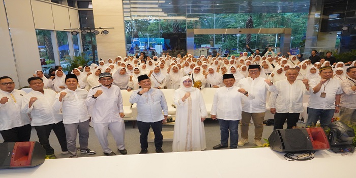 BERANGKATKAN UMRAH : Direktur Utama PNM Arief Mulyadi melakukan pelepasan reward ibadah umrah Keluarga Besar PT PNM 2024 di Menara PNM pada Sabtu 7 Desember 2024.