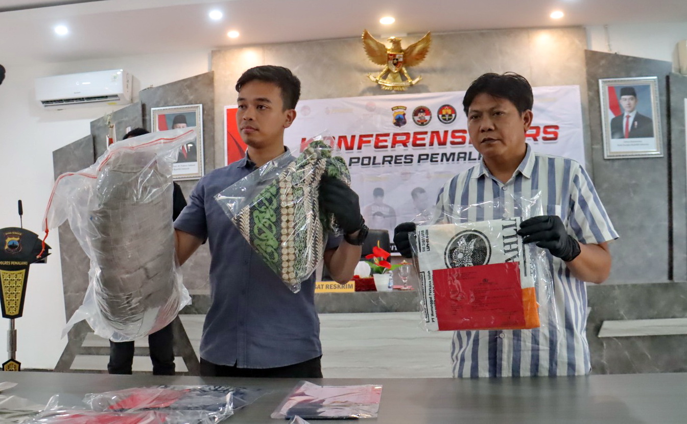 TUNJUKKAN BARNAG BUKTI - Anggota Satreskrim Polres Pemalang tunjukkab beberapa barang bukti kejahtan pembunuhan di Ulujami, pada Selasa (10/12/2024).