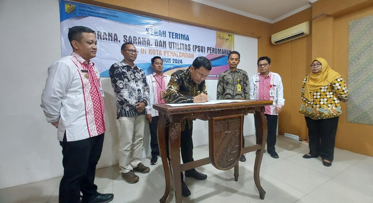 SERAHKAN &ndash; Secara simbolis pengembang Kota Pekalongan serahkan PSU ke Pemkot disaksikan Kepala BPN Kota Pekalongan, pada Selasa (10/12/2024).