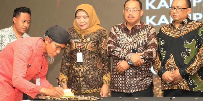 TANDA TANGANNKERJASAMA : Sekda Provinsi Jateng, Sumarno menandatangani PKS bersama Sekda dari 35 pemerintah kabupaten/kota, di Hotel Swiss Belinn Saripetojo Surakarta pada Kamis, 12 Desember 2024.