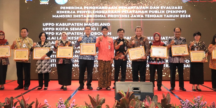 KERJASAMA KELOLA PAJAK : Sekda Provinsi Jateng, Sumarno bersama Sekda dari 35 pemerintah kabupaten/kota, di Hotel Swiss Belinn Saripetojo Surakarta pada Kamis, 12 Desember 2024.