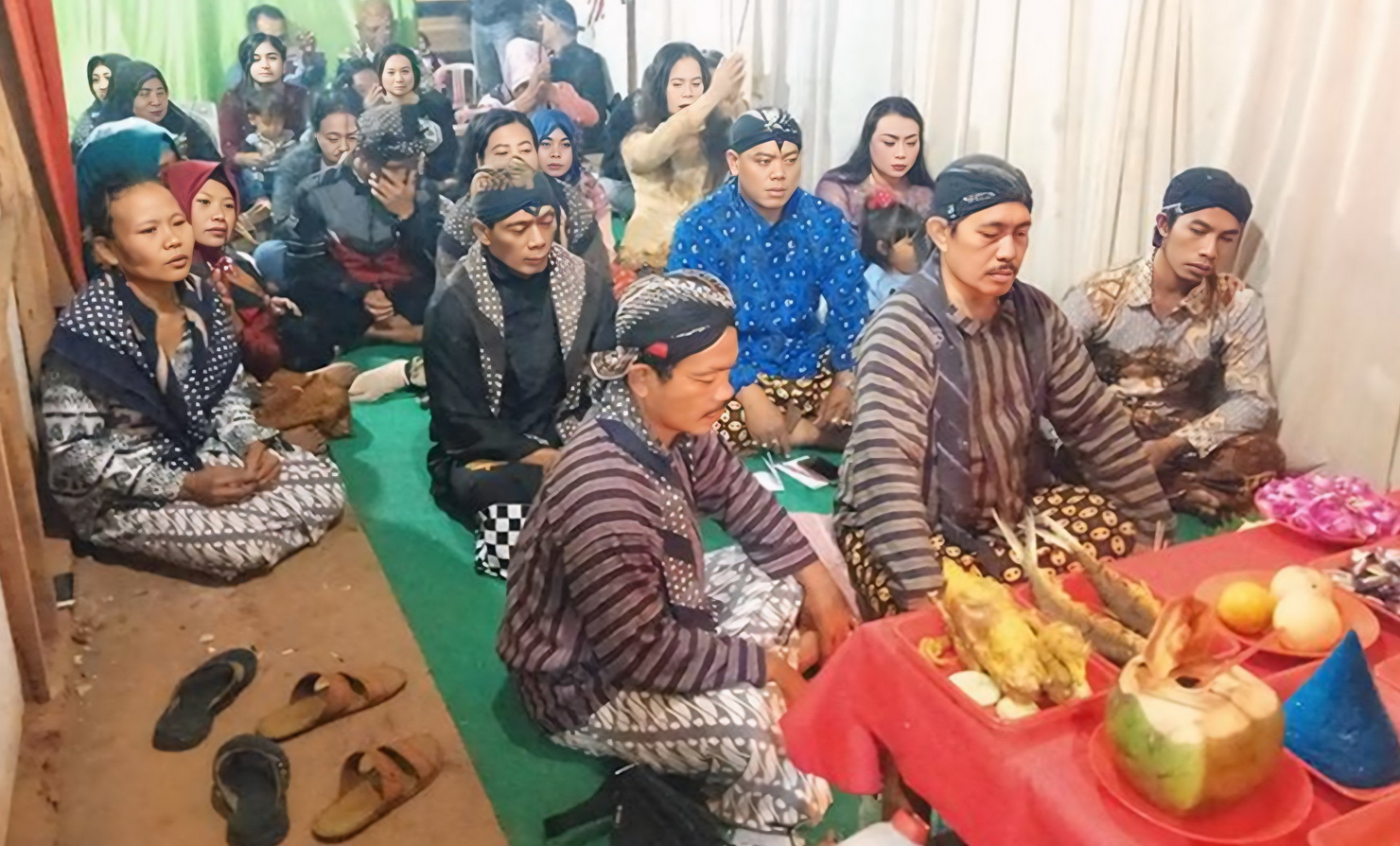 PERTEMUAN -Anggota Cahya Buwana Batang saat menggelar pertemuan dan ritual rutin selalu berpakaian adat Jawa