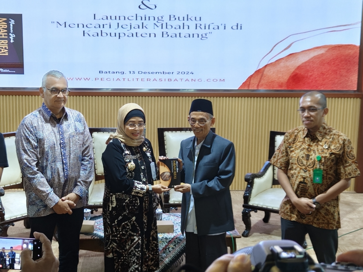 GALI SEJARAH: Pj Bupati Batang Lani Dwi Rejeki saat melaunching buku Mencari Jejak Mbah Rifa