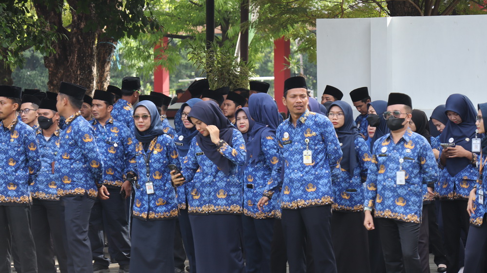 APEL PEGAWAI &ndash; ASN Pemkot Pekalongan baik PNS dan PPPK saat mengikuti apel pegawai di halaman kantor Sekda setempat beberapa waktu kemarin.