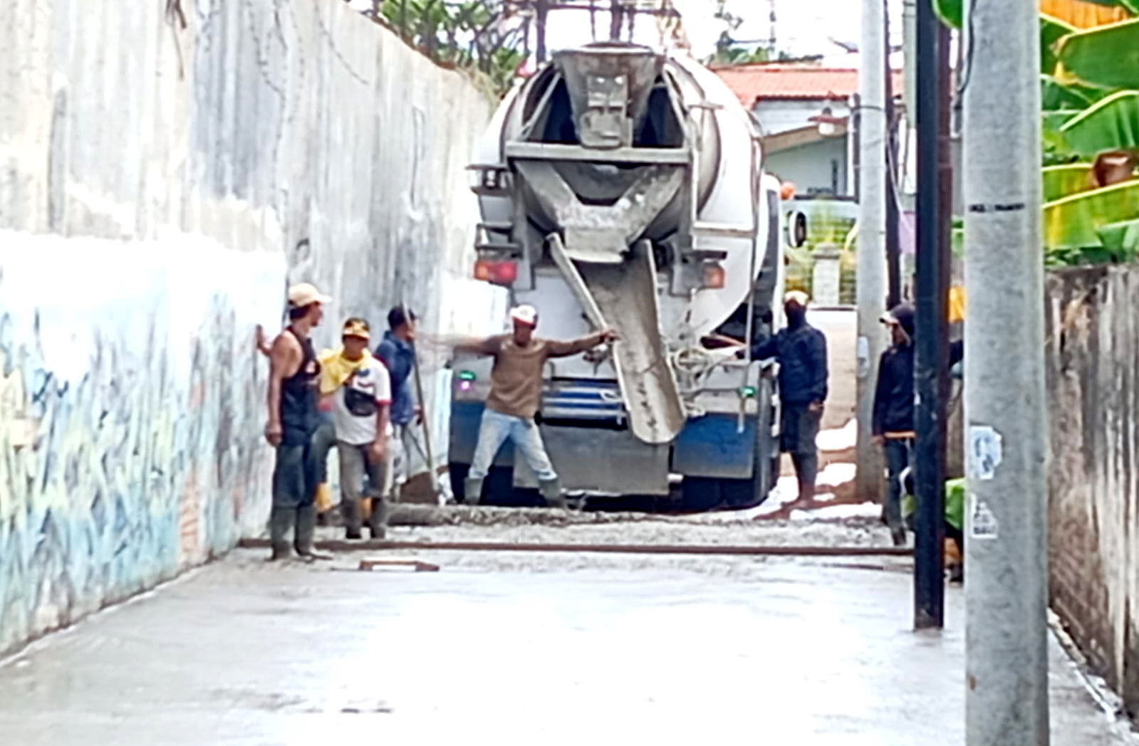 COR JALAN - Proses pengecoran jalan di Kelurahan Tirto gang 2 Pekalongan Barat yang dibiayai oleh H Slamet, pada Minggu (8/1/2024).