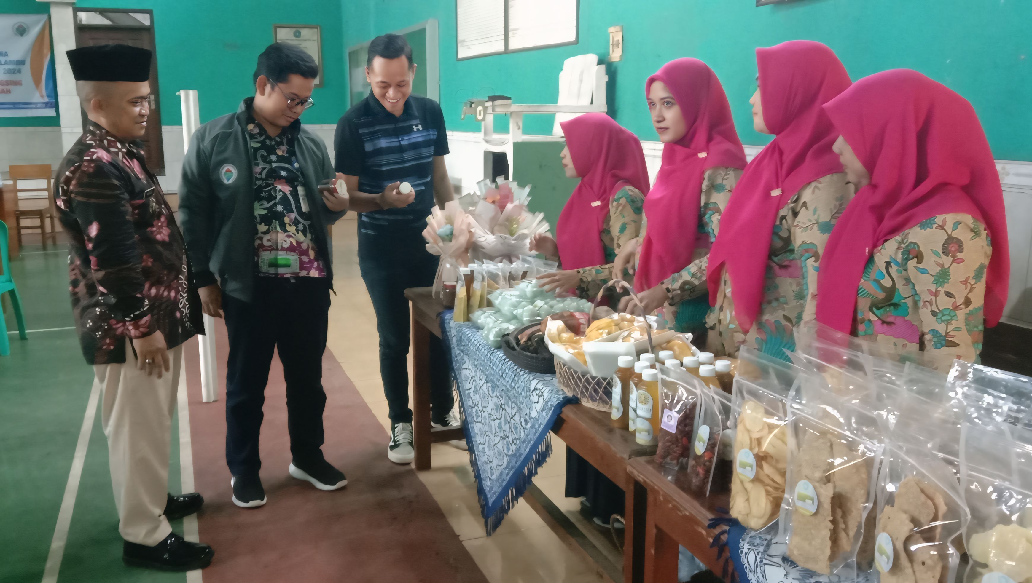 PRODUK UMKN: Camat Klambu Kabupaten Grobogan Rustamaji (tengah) didampingi Camat Gringsing Ridho Budi Kurniawan dan Kades Surodadi Muhlisin melihat hasil produksi UMKN desa Surodadi saat Kaji Banding,