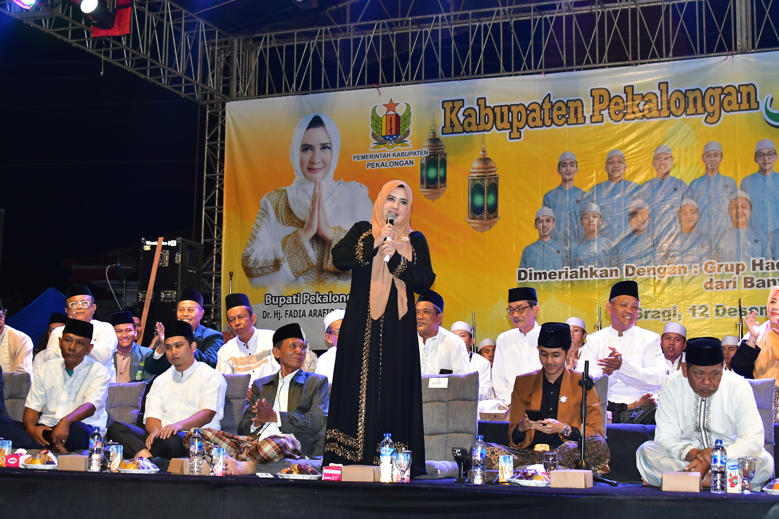 BERSALAWAT: Bupati Pekalongan Fadia Arafiq menghadiri Pekalongan Bersalawat di Kecamatan Sragi, Kamis (12/12/2024) malam.