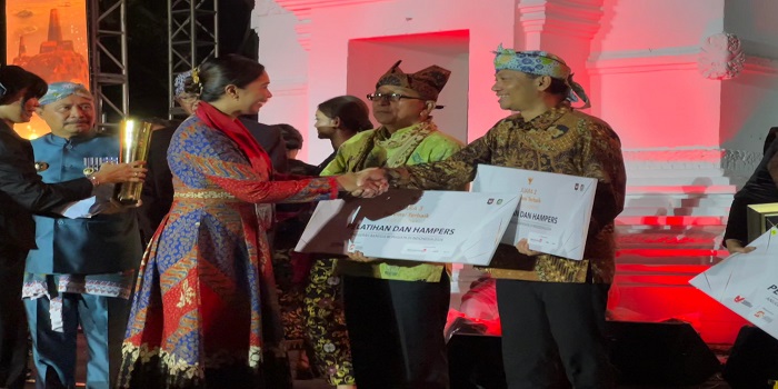 TERIMA PENGHARGAAN : Wakil Menteri Pariwisata RI Ni Luh Puspa menyerahkan penghargaan kepada Kepala Disporapar Jateng Agung Hariyadi, di Taman Blambangan, Banyuwangi, Jawa Timur, Jumat (13/12/2024).