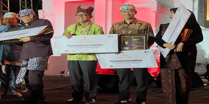 DUA PENGHARGAAN : Kepala Disporapar Jateng Agung Hariyadi menerima dua penghargaan ABBWI di Taman Blambangan, Banyuwangi, Jawa Timur, Jumat 13 Desember 2024.