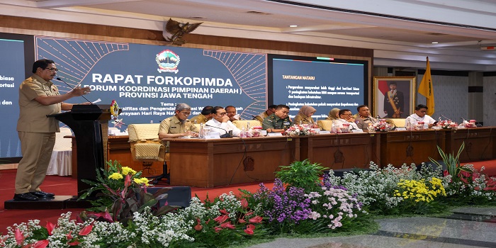 RAKOR NATARU : Pj Gubernur Jateng Nana Sudjana dalam Rapat Koordinasi Forkopimda Provinsi Jateng dan Kabupaten/Kota, di Gedung Gradhika Bhakti Praja, Kota Semarang, Senin 16 Desember 2024.