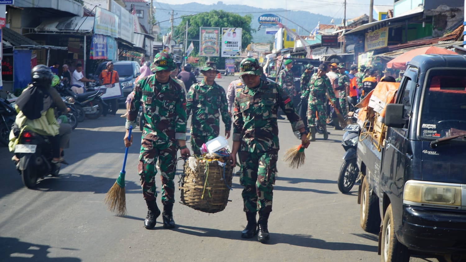 GOTONG ROYONG: Personil Kodim 0710/Pekalongan bersama sejumlah pihak saat turun ke Pasar Karanganyar melakukan aksi bersih-bersih.