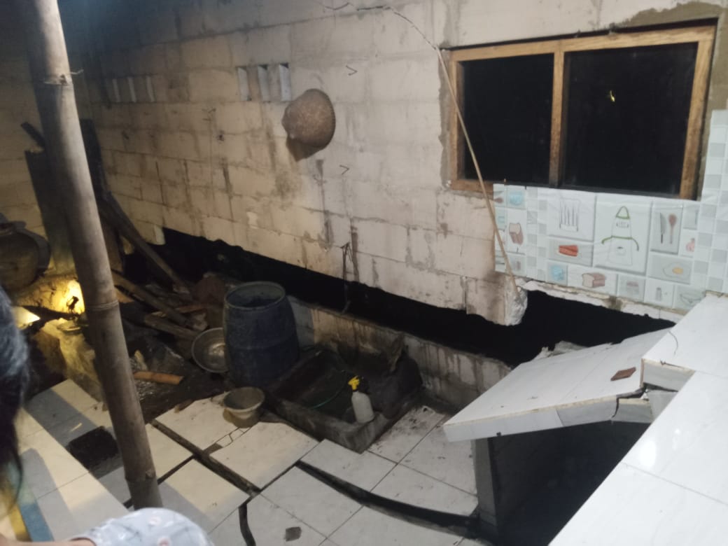AMBLAS: Kondisi dapur rumah Tarsono usai terjadi tanah amblas, Dukuh Karanggondang, Desa Bojongkoneng, Kecamatan Kandangserang, Kabupaten Pekalongan.