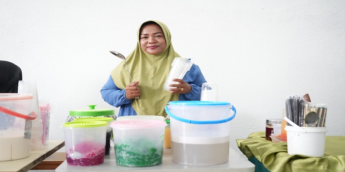 DIDAMPINGI PNM : Nasabah PNM Mekaar dengan usaha di sektor pangan mendapatkan pendampingan PT PNM mendaftarkan izin edar produk usahanya ke BPOM.