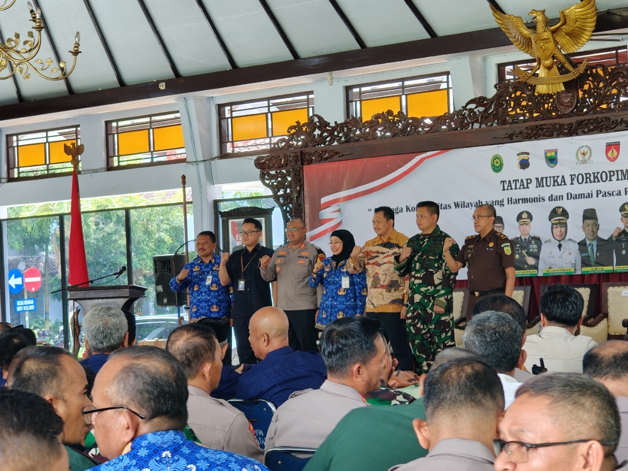 PILKADA: Pj Bupati Batang Lani Dwi Rejeki bersama Forkopimda mengajak kembali bersatu usai Pilkada.