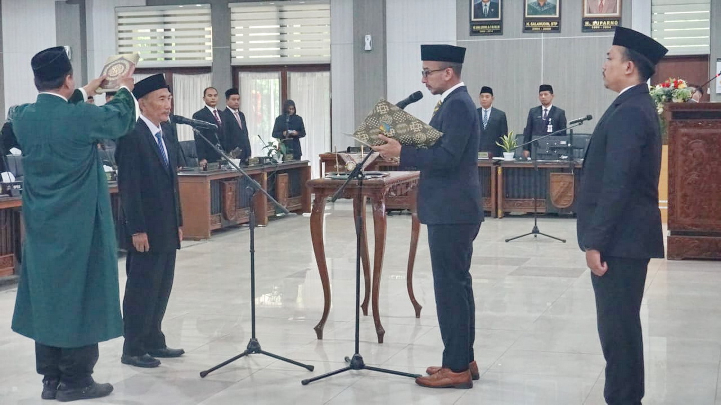 DILANTIK &ndash; Ketua DPRD Kota Pekalongan saat melantik M. Nur Hidayat sebagai anggota DPRD dari Dapil Pekalongan Utara, di Ruang Sidang Paripurna DPRD, Rabu (18/12/2024).