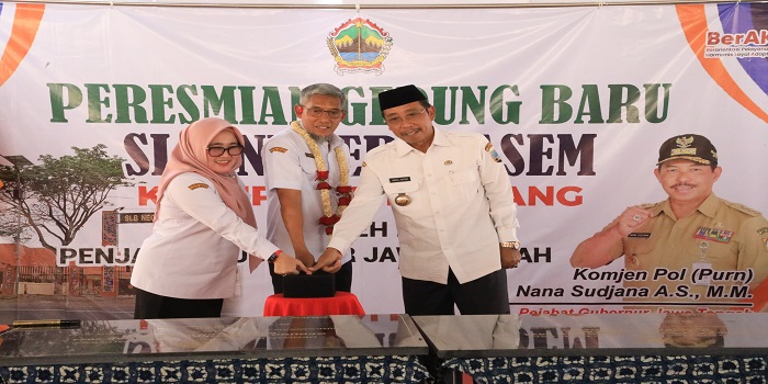 RESMIKAN SLB : Sekretaris Daerah Provinsi Jawa Tengah, Sumarno meresmikan gedung baru Sekolah Luar Biasa (SLB) Negeri Lasem, Kabupaten Rembang, Rabu, 18 Desember 2024.