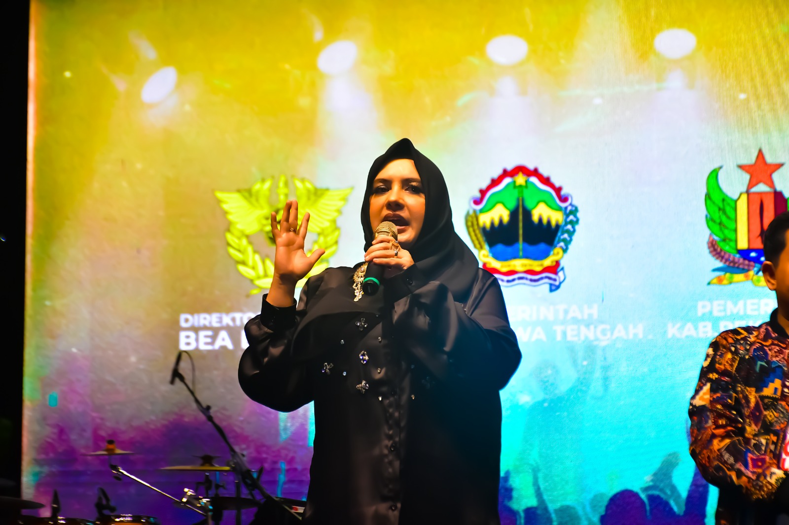 KREATIF: Bupati Pekalongan Fadia Arafiq saat naik ke panggung konser mengajak masyarakat memberantas rokok ilegal, Selasa (17/12/2024) malam.