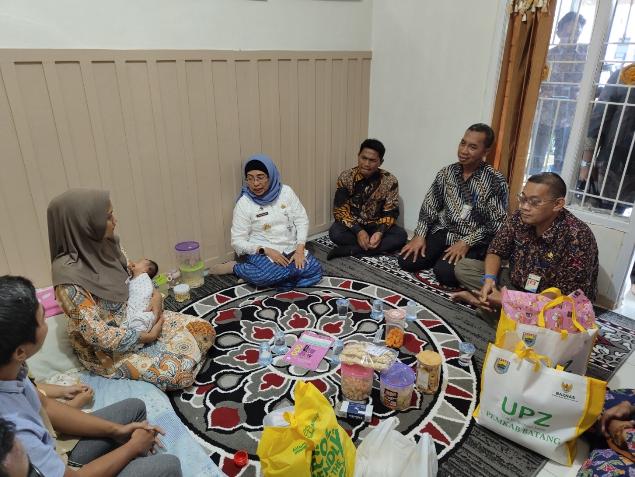 SOSIAL: Pj Bupati Batang Lani Dwi Rejeki saat menjenguk dan memberikan bantuan pada bayi berkelamin ganda dan penderita Sydrom Edward.