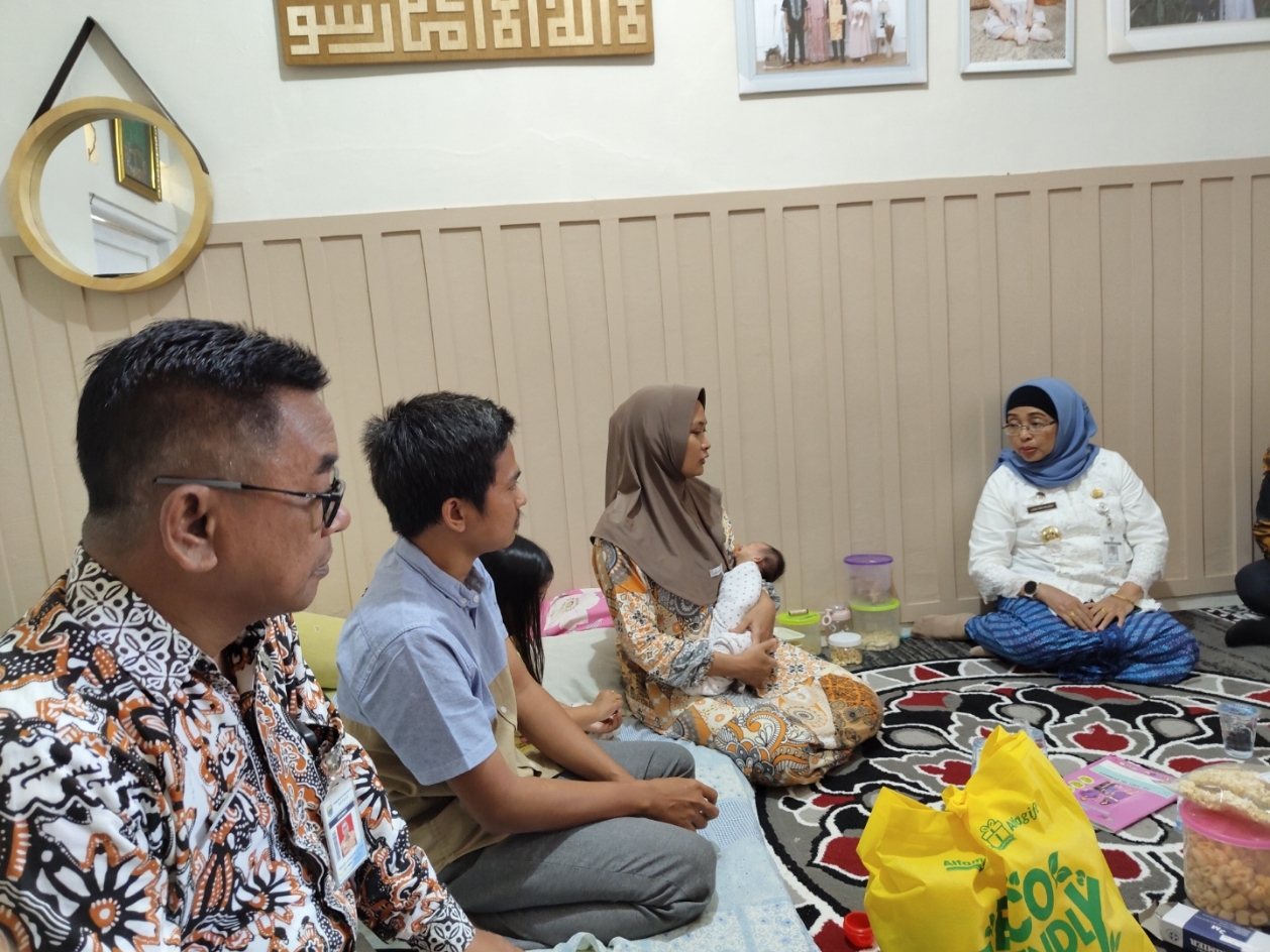 SOSIAL: Pj Bupati Batang Lani Dwi Rejeki saat melakukan kegiatan sosial terhadap warganya.
