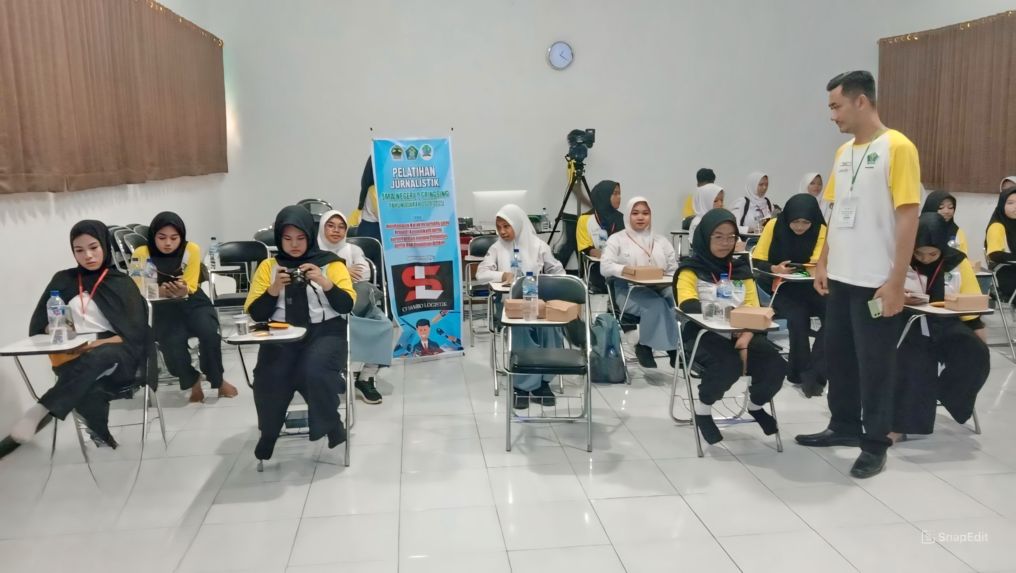PANTAU PELATIHAN -&nbsp; Pembina jurnalistik&nbsp;SMAN 1 Gringsing, Aghus Jamaludin Kharis,memantau langsung pelaksanaan&nbsp;pelatihan, di sekolah setempat, Kamis (19/12/2024)