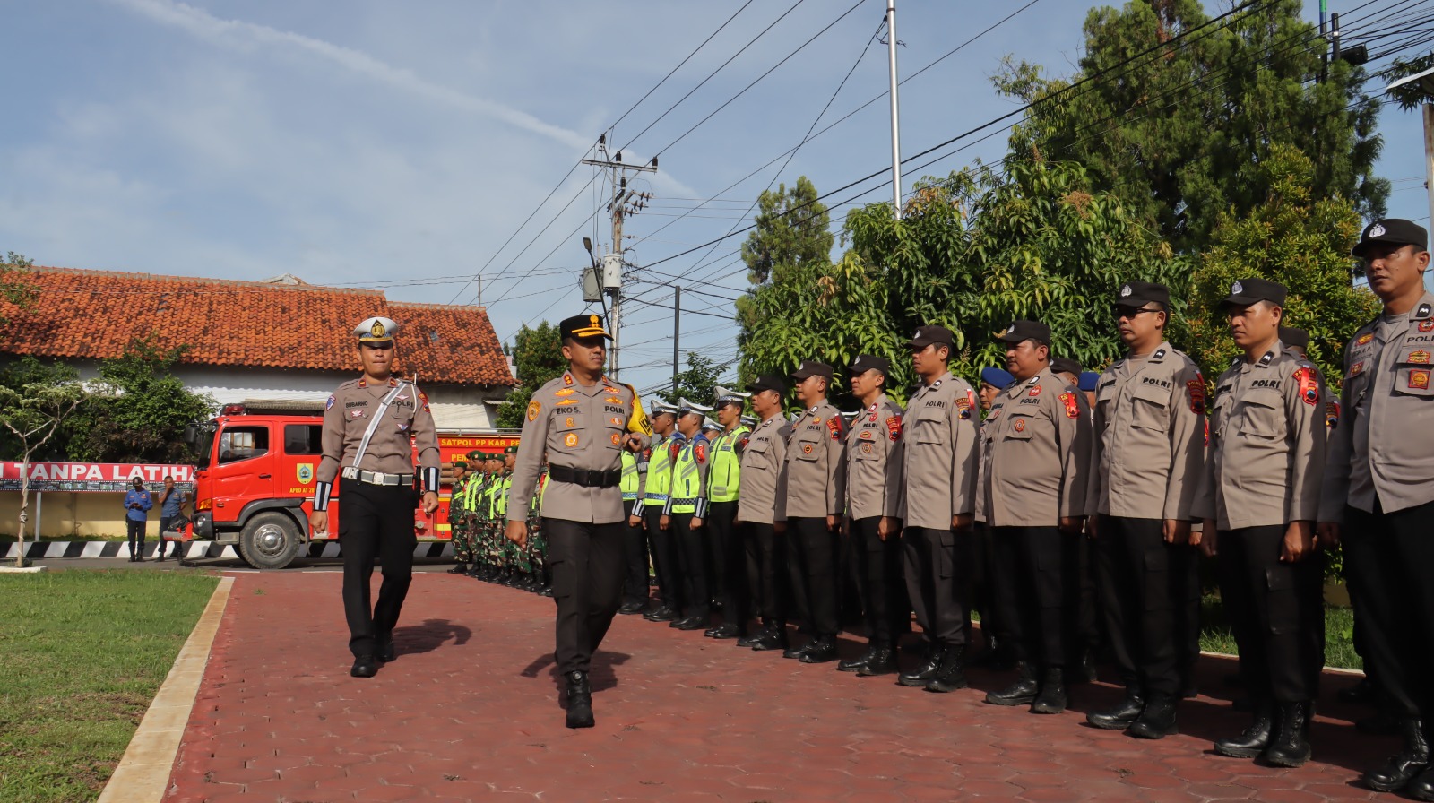 CEK PASUKAN - Kapolres Pemalang AKBP Eko Sunaryo memimpin apel gelar pasukan Operasi Lilin Candi 2024 di halaman Mapolres setempat, pada Jumat (20/12/2024).