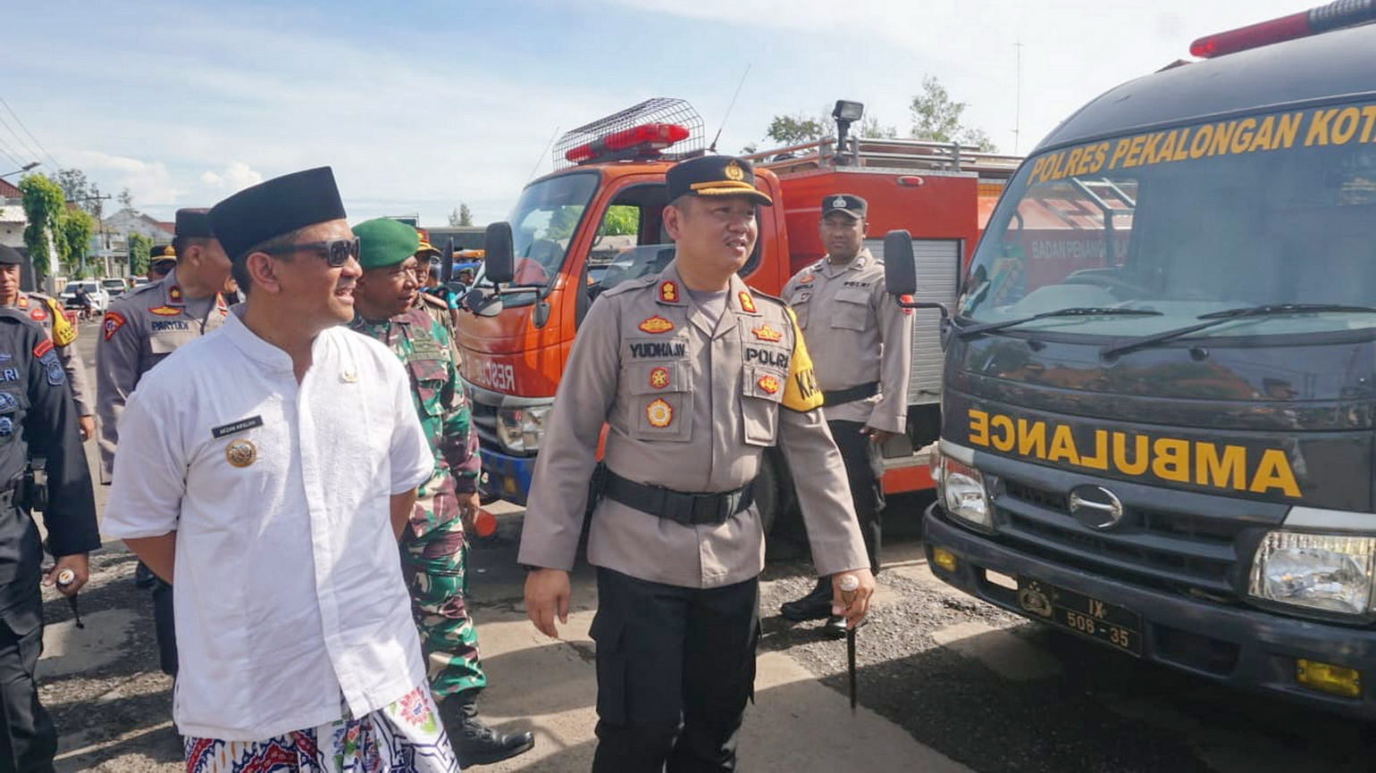 CEK PERSONEL - Kapolres Pekalongan Kota AKBP Prayudha Widiatmoko dan Wali Kota Pekalongan HA Afzan Arslan Djunaid saat cek personel usai apel di Mapolres Pekalongan Kota, pada Jumat (20/12/2024).
