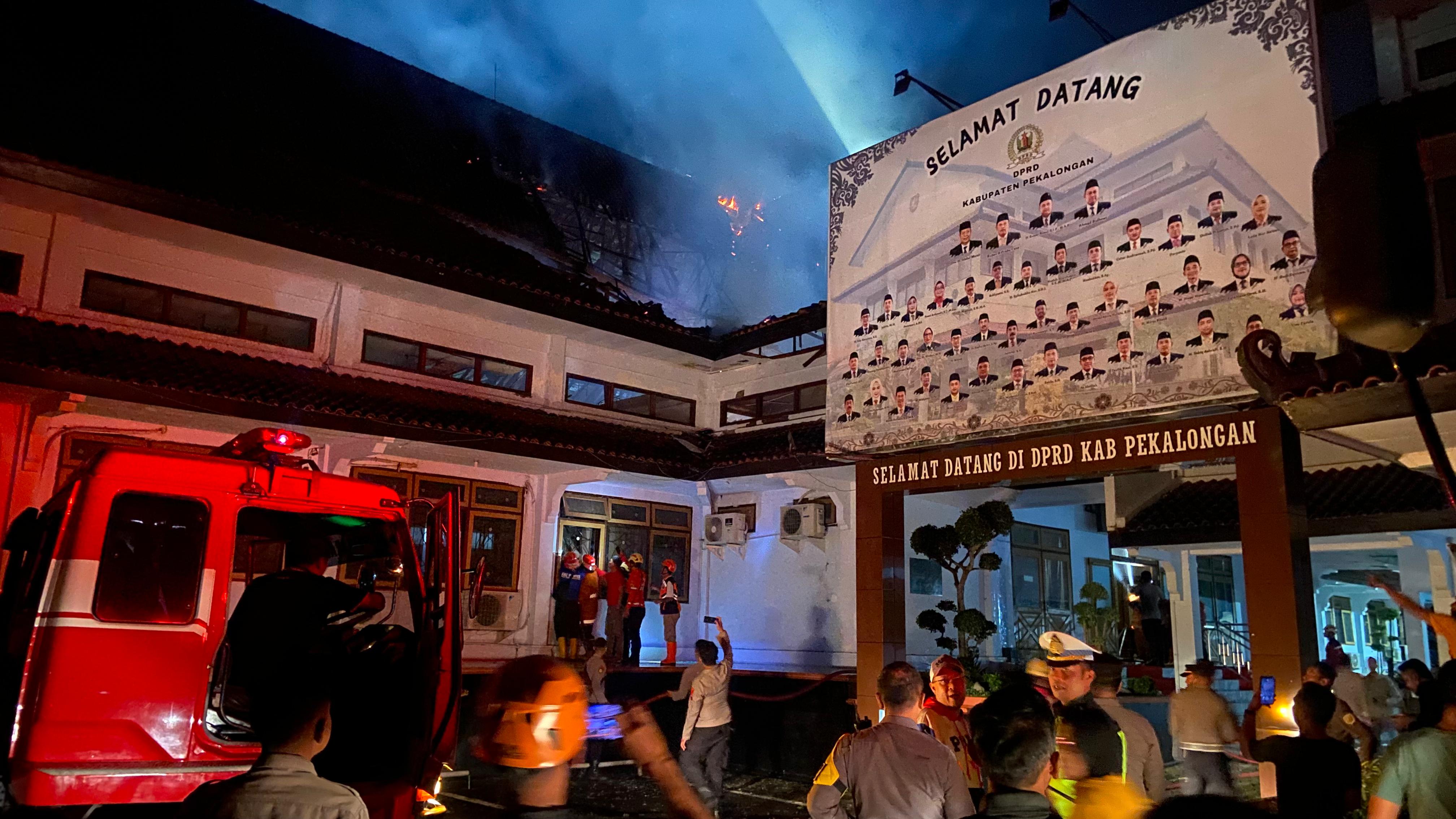 PEMADAMAN: Petugas pemadam kebakaran tengah berjibaku dalam peristiwa terbakarnya Gedung DPRD Kabupaten Pekalongan, Sabtu (21/12/2024).