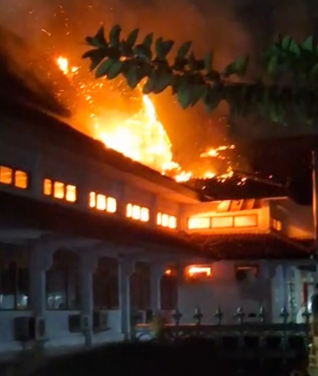 KEBAKARAN: Tangkapan layar salah satu video yang beredar saat peristiwa terbakarnya gedung DPRD Kabupaten Pekalongan baru saja terjadi, Sabtu (21/12/2024).