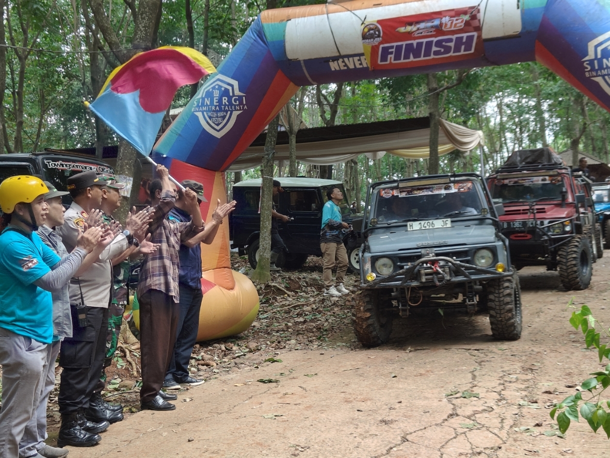 SERU: Para peserta jelajah Alas Roban saat menyusuri jalur hutan.