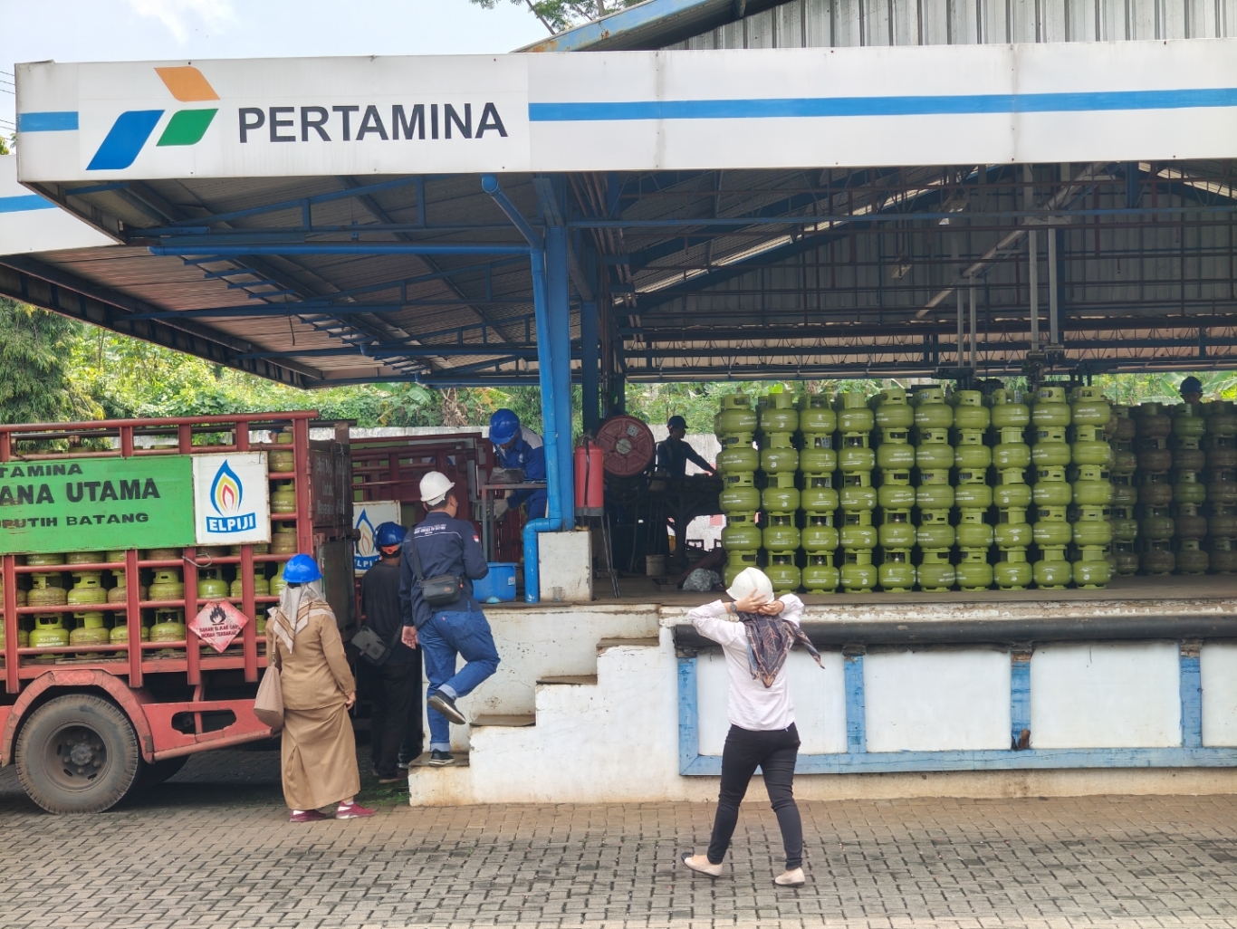 SIDAK: Petugas Disperindagkop dan UKM Kabupaten Batang saat melakukan sidak di SPBE Subah