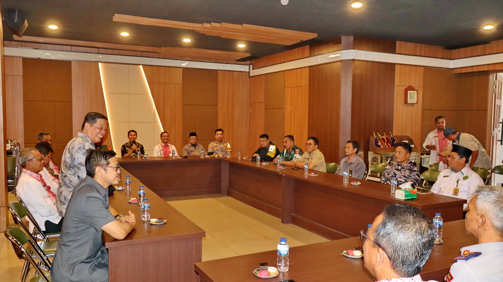 SILATURAHMI &ndash; Forkopimda saat berkunjung ke Gereja Bethel Indonesia jemaat Agape Jl. Manggis no. 4 Pekalongan, pada Selasa (24/12/2024).