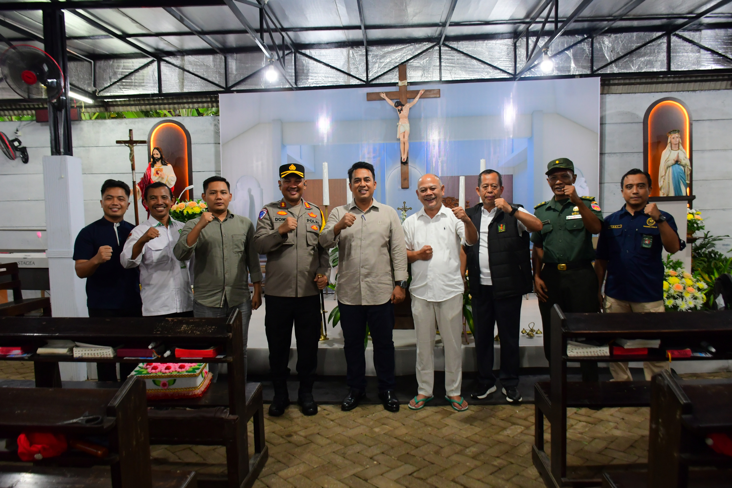 PASTIKAN AMAN: Forkopimda Kabupaten Pekalongan saat menyambangi gereja untuk memastikan keamanan perayaan natal, Selasa (24/12/2024).