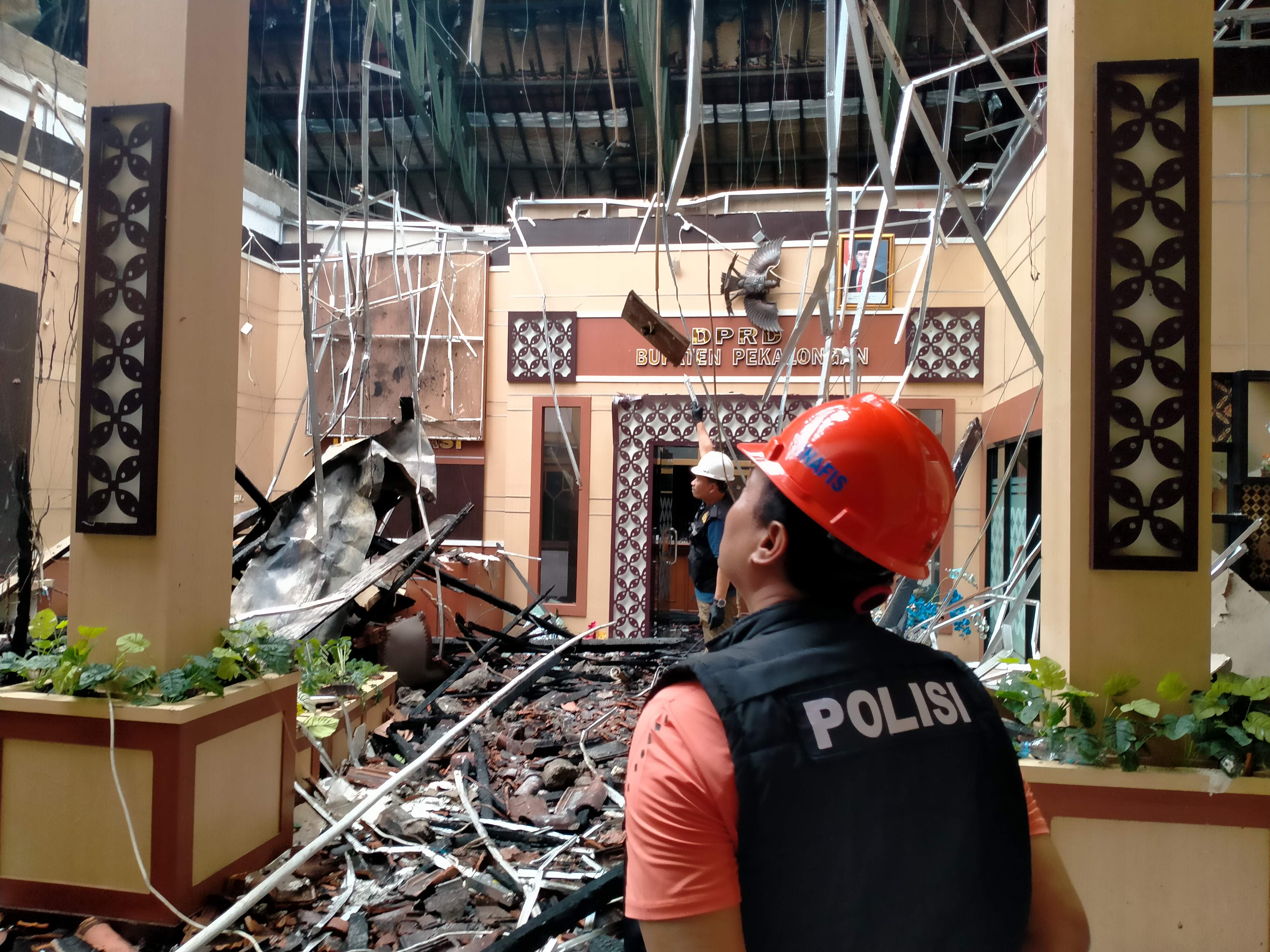 TERBAKAR: Kondisi lobi kantor DPRD Kabupaten Pekalongan usai terbakar dan saat akan diperiksa tim Labfor Polda Jateng, Minggu (22/12/2024) lalu.