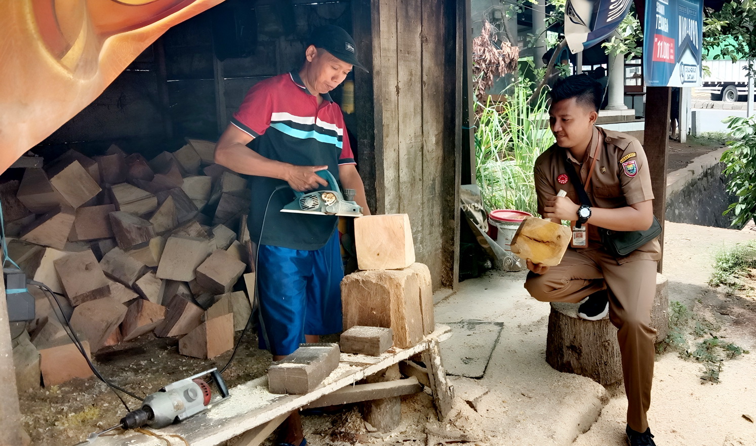 MENGHALUSKAN KAYU &ndash; Salah satu pengrajin ganjel truk, Nahrowi, saat membuat ganjel truk dari kayu di gudang kayunya Desa Surodadi Gringsing Batang.