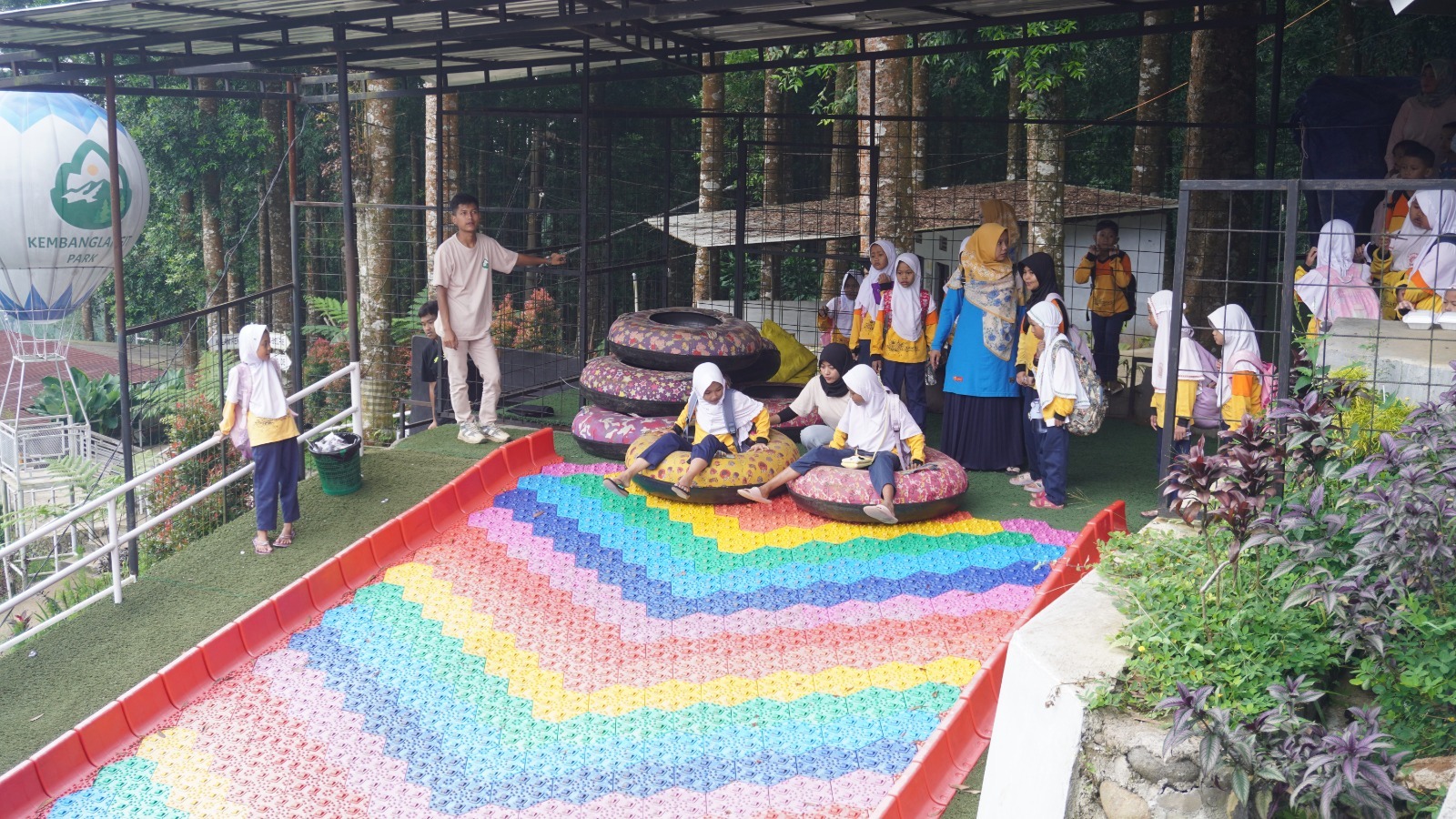 LIBURAN: Para pengunjung wisata bermain rainbow slide yang ada di area wisata Kabupaten Batang.