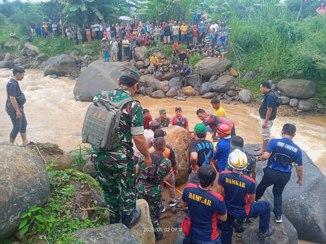 EVAKUASI: Proses evakuasi warga yang tertimpa batu besar di Kali Petung.