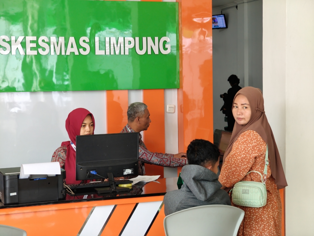 KESEHATAN: Warga Batang saat mendapatkan layanan kesehatan di Puskesmas.